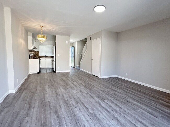Foto del edificio - Move-in ready Evergreen townhome with private backyard, detached 2-car garage, and great communit...