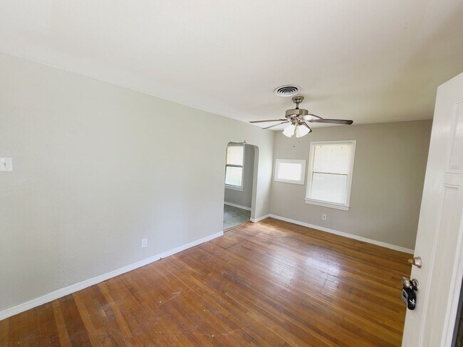 Foto del edificio - Three Bedroom One Bathroom Cottage in Palmetto Park, St. Petersburg