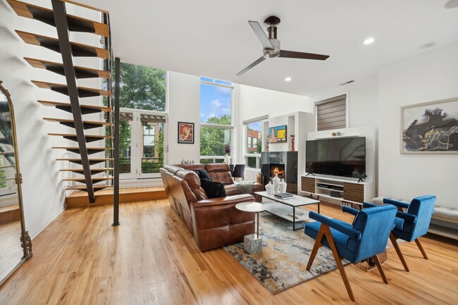 Building Photo - 885 N Hermitage Ave