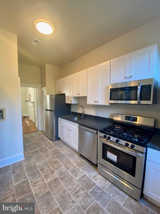 Building Photo - 513 Caroline St