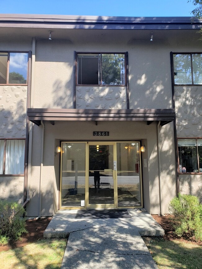 Building Photo - 3861 Shelbourne St