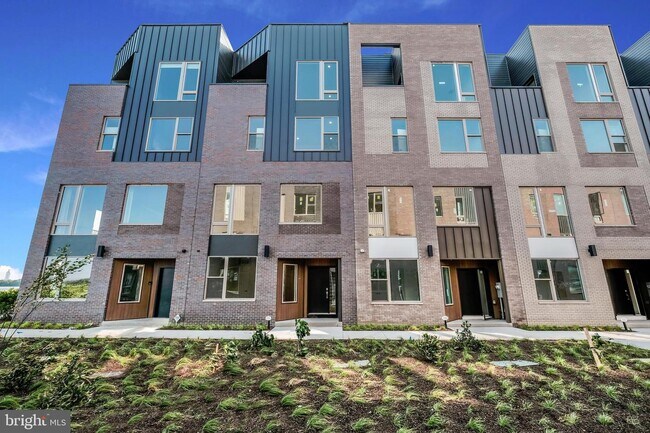 Building Photo - 3208 BIRCH VIEW Walk