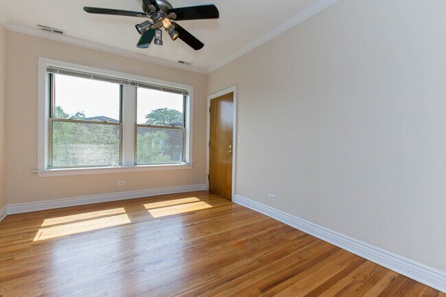 Foto del edificio - 1215 W Waveland Ave