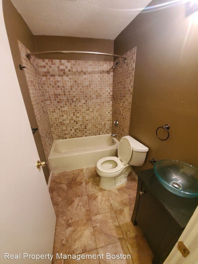 Building Photo - 1 br, 1 bath House - 4 Greenbriar Drive Un...