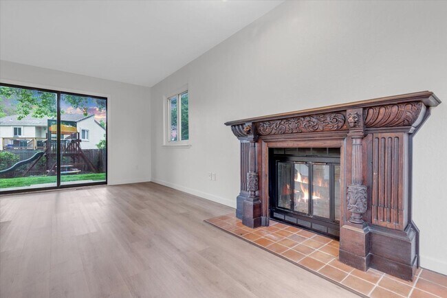 Foto del edificio - Beautifully updated 4-bed, 3-bath home in ...