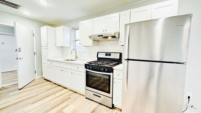 Building Photo - 83 Warren St