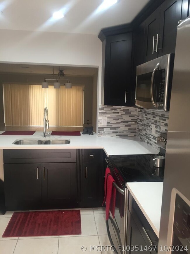 Building Photo - 3343 Carambola Cir S