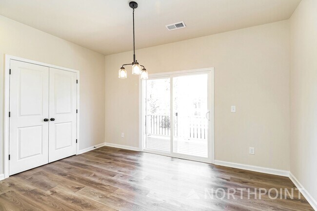 Foto del edificio - Beautiful 3BR 3.5BA Townhome w/ Full Appliance Kitchen Garage Parking in University