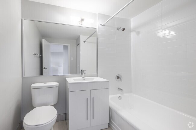 2 chambres, 1 salle de bain - 719 pi2 - Salle de bain - Castle Towers
