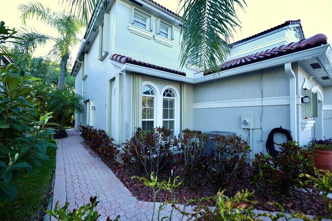 Building Photo - 21048 Via Eden
