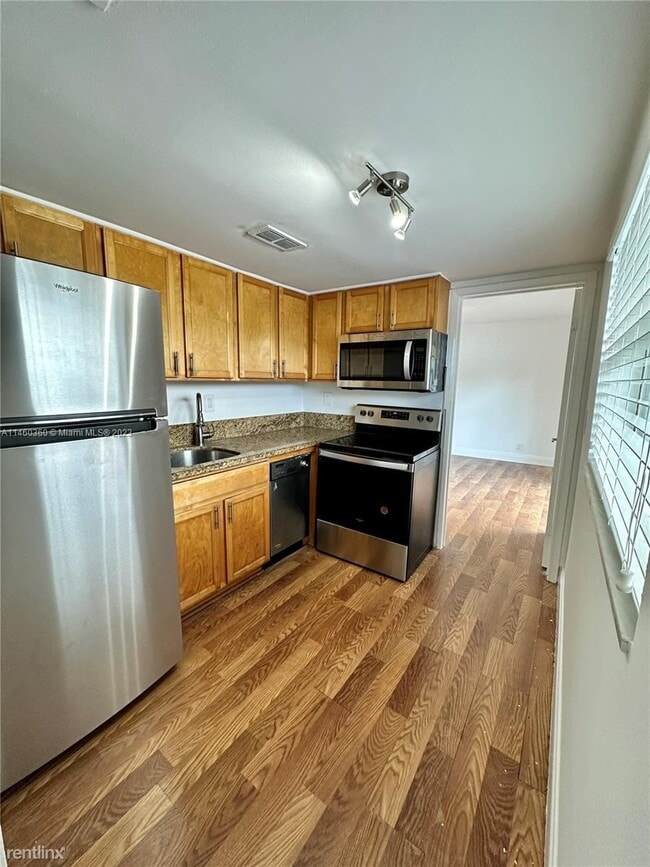 Building Photo - 3 br, 2 bath House - 1361 NE 40th Pl # 1361