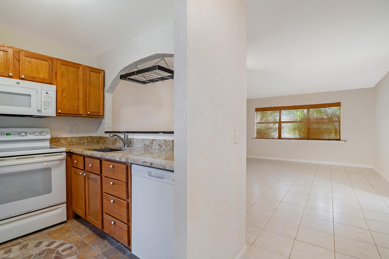 550 SE 2nd Ave Unit G6, Deerfield Beach, FL 33441 Condo for Rent in