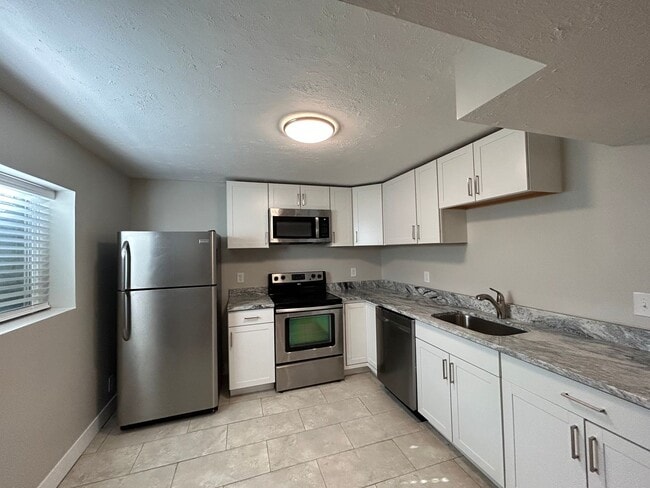 Building Photo - 2 Bedroom 1 Bathroom Basement Apartment