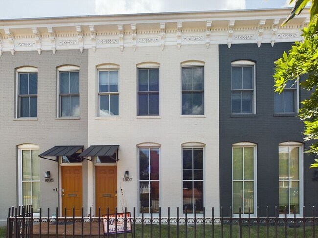 Building Photo - 1807 W Cary St