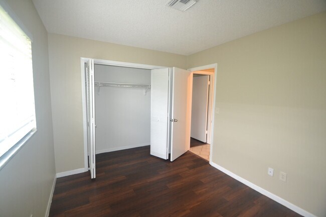 Building Photo - 1581 Wyndcliff Dr