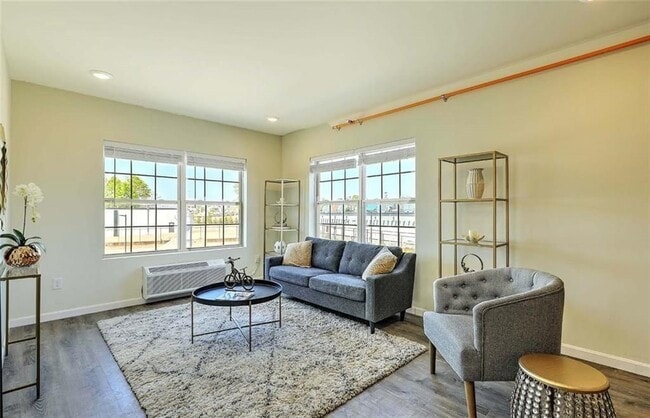 Building Photo - 327 Pine St