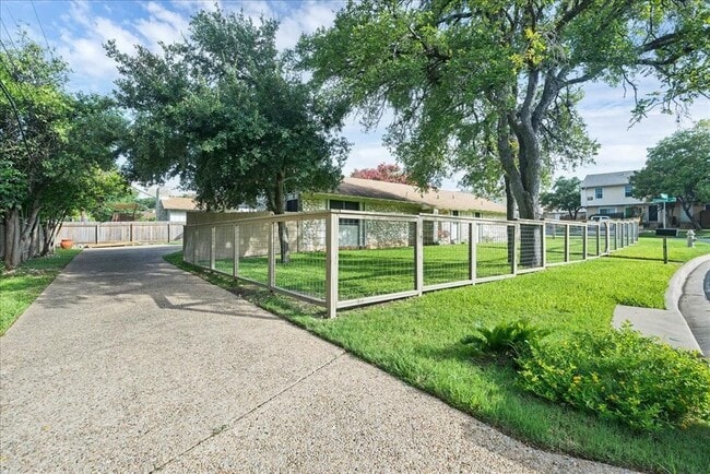Building Photo - 8800 Willowick Dr