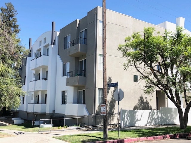Building Photo - 12222 Moorpark St