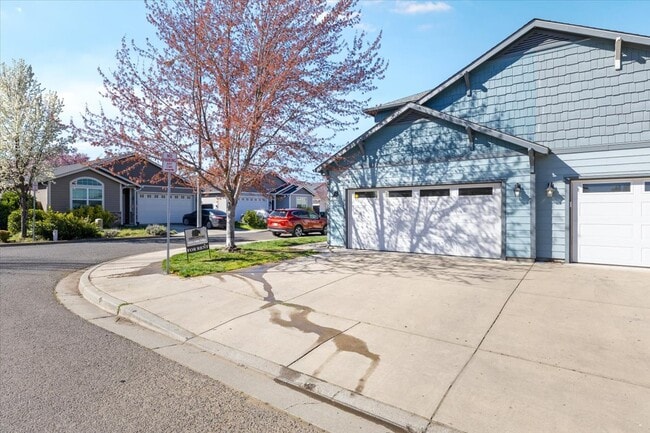 Building Photo - 2350 Finch Ln