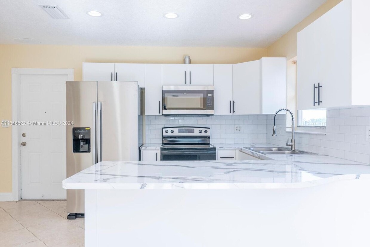 Primary Photo - 10875 Westwood Lake Drive, Miami, FL 33165