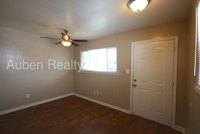 Foto del edificio - 2BR/1BA Duplex - Vouchers Accepted!