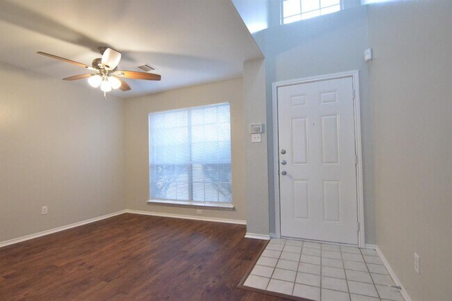 Building Photo - 901 Markham Ln