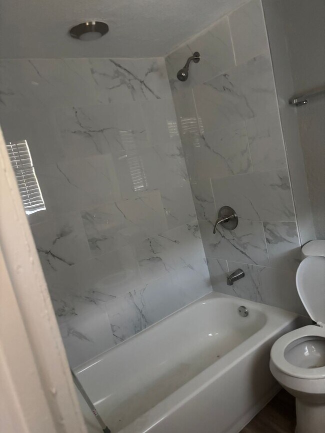 Foto del edificio - 1121 Woodcrest Dr