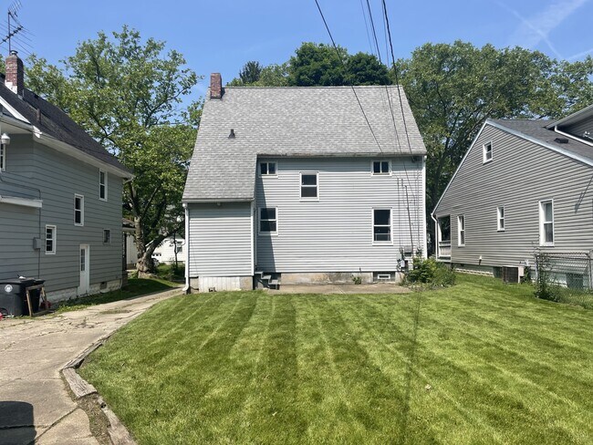Building Photo - 1353 Grant St