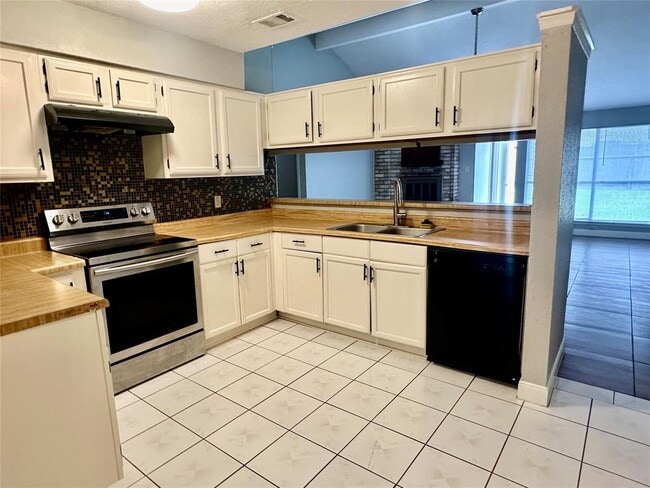 Foto del edificio - 16914 Square Rigger Ln