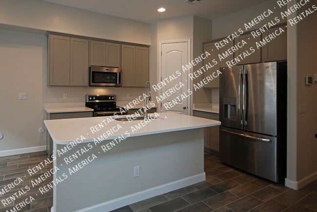 Building Photo - 3725 E Catalina Dr