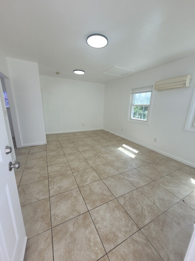 Foto del edificio - 10301 Dalerose Ave