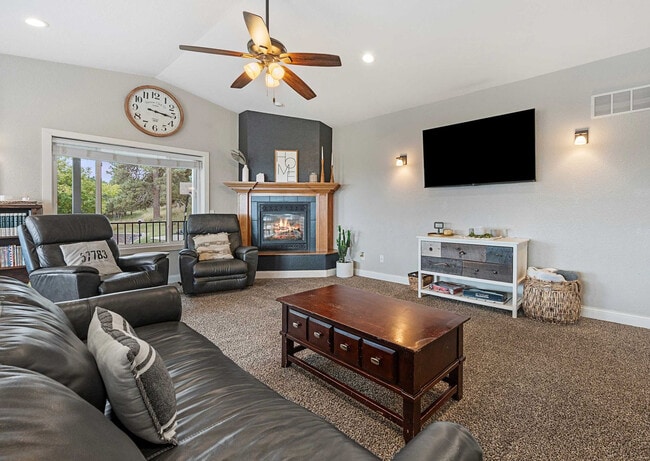 Building Photo - 3213 Hemlock Ct