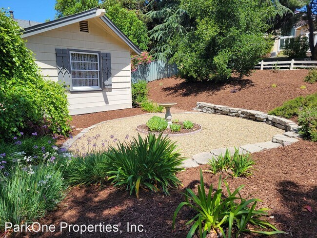 Foto del edificio - 3 br, 1.5 bath House - 14 Elliot Dr