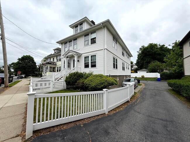 Foto del edificio - 78 Hunnewell Ave