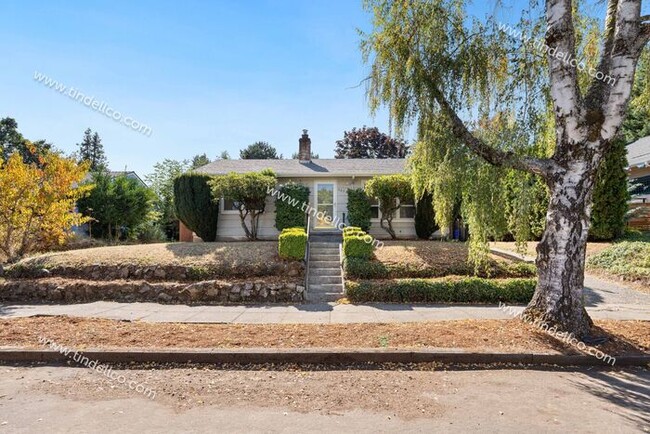 Building Photo - Charming Ranch in University Park – Oversi...