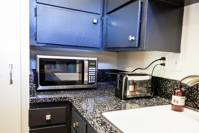 Building Photo - 604 E 8th St