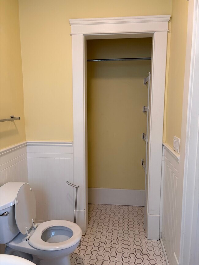 Photo du bâtiment - Studio Suite Available Immediately – Hathaway Apartments