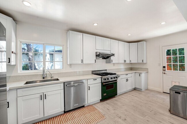 Foto del edificio - Charming Pasadena Duplex – Upstairs Unit