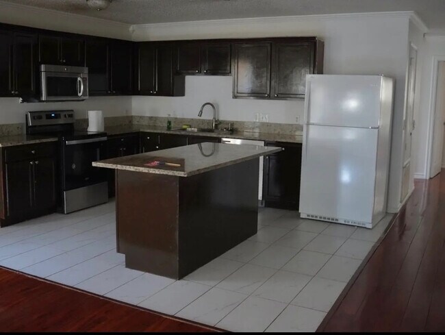 Building Photo - Room in Single Family Home on Jenny Dale Dr