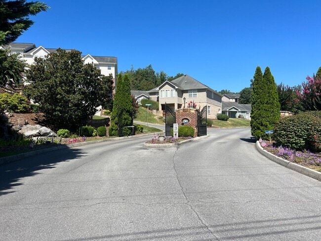 Building Photo - 3 bedroom + loft & 2.5 bedroom  in gated community