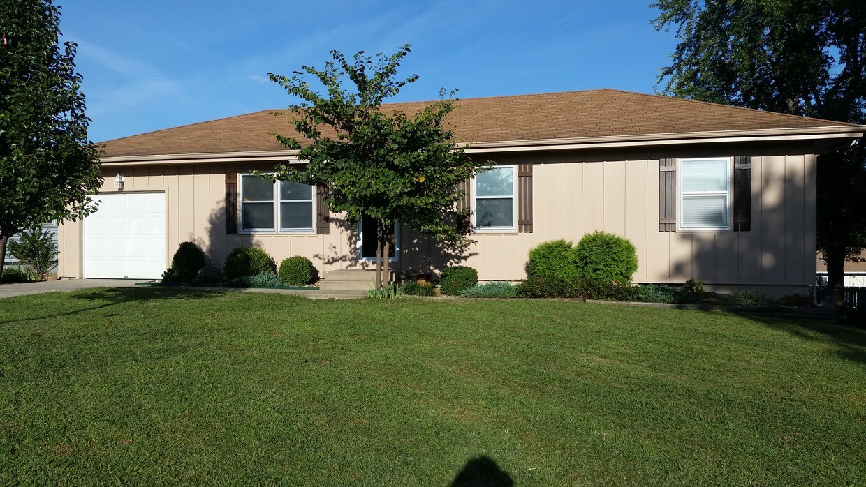 2701 Hillside Dr, Harrisonville, MO 64701 House Rental in Harrisonville, MO