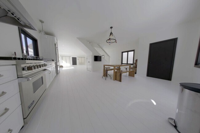 Building Photo - Beautiful, Airy Venice Home Near Beach, Sh...