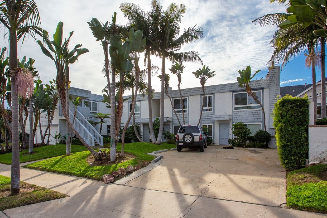 Foto principal - Large 2BR in Pacific Beach w/ a Fireplace and 2 Parking Spaces!