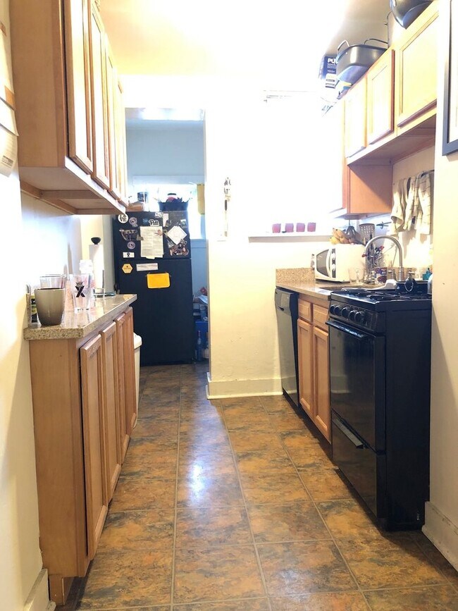 Foto del edificio - QUAINT 4 BEDROOM 2 BATHROOM PLUS OFFICE SPACE IN HEART OF OAKLAND