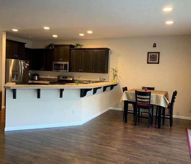 Building Photo - Lovely *NEWER* 4 BD* 2.5 BA* Single Family...