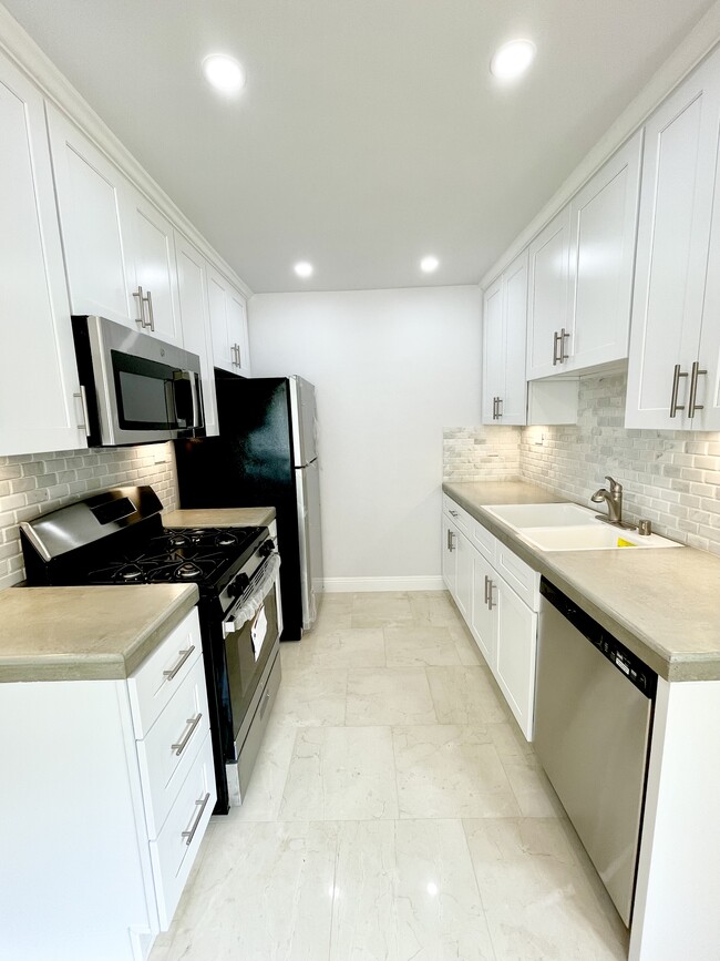 Full kitchen w/ new stainless appliances - 1619 Brockton Ave