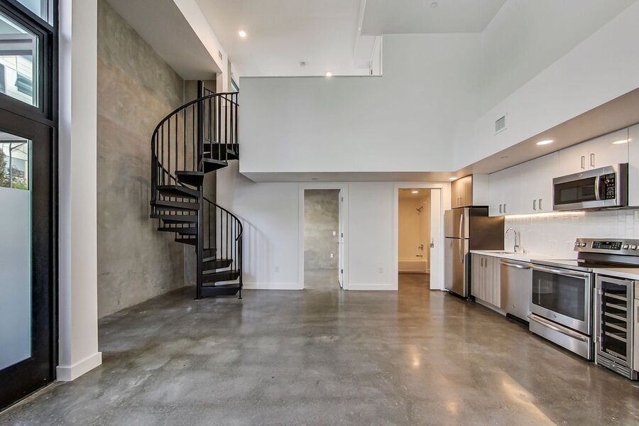 Foto principal - 2 bed/2 bath Loft with Private Patio on Ma...