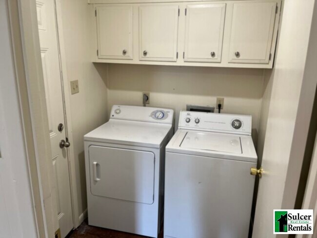 Building Photo - 2 BR Duplex in Secluded Location!