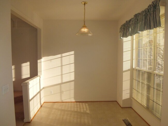 Foto del edificio - Garage Townhouse near Quantico
