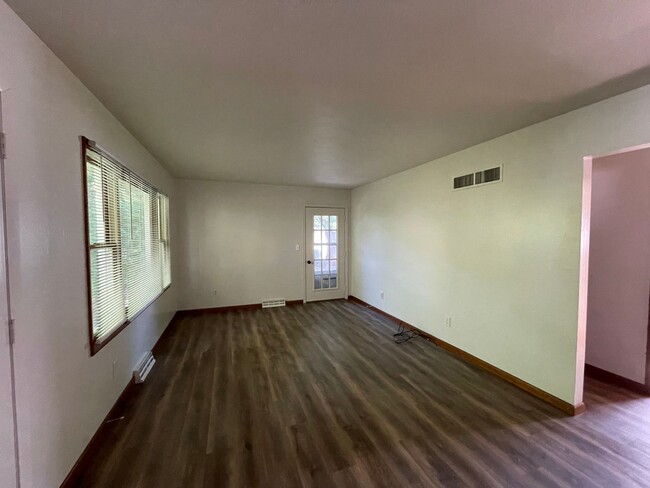 Foto del edificio - 2-Bedroom Duplex with Single Car Garage Av...